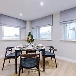 Stylish 2-bed 2-bath - Centre *