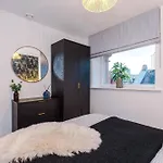 Stylish 2-bed 2-bath - Centre * ليدز