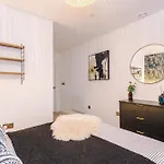 Stylish 2-bed 2-bath - Centre شقة