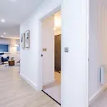 Stylish 2-bed 2-bath - Centre *