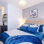 Stylish 2-bed 2-bath - Centre *