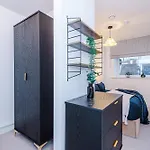 Stylish 2-bed 2-bath - Centre * ليدز