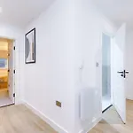 Stylish 2-bed 2-bath - Centre