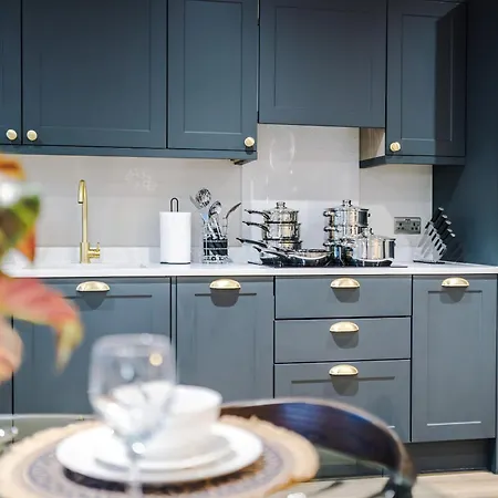 Stylish 2-bed 2-bath - Centre