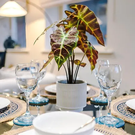 Stylish 2-bed 2-bath - Centre ليدز