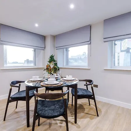 Stylish 2-bed 2-bath - Centre *
