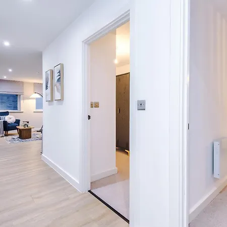 Stylish 2-bed 2-bath - Centre *